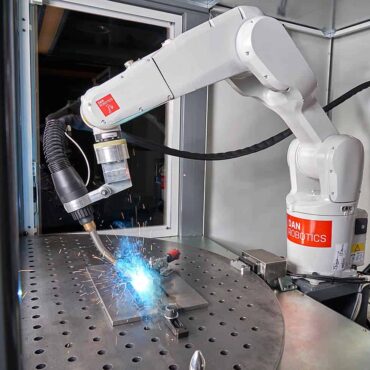 Schweissroboter am Schweisstisch