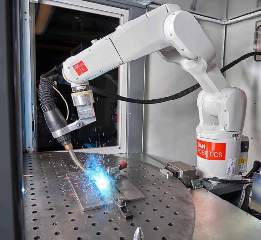 Schweissroboter am Schweisstisch