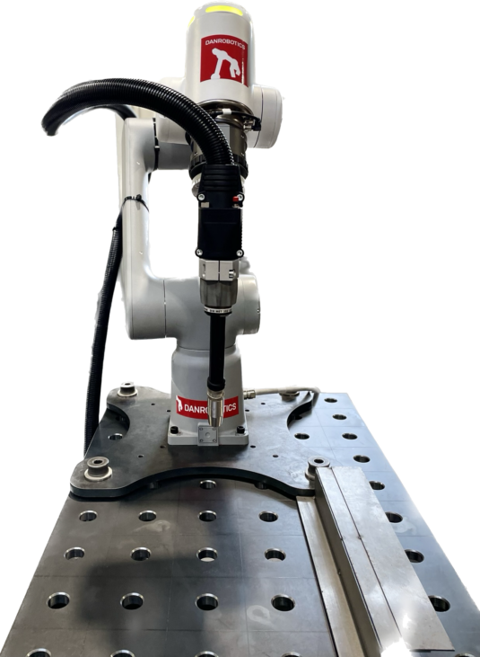 Schweißroboter am Schweißtisch