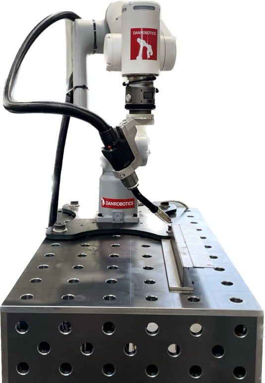 Schweißroboter am Schweißtisch